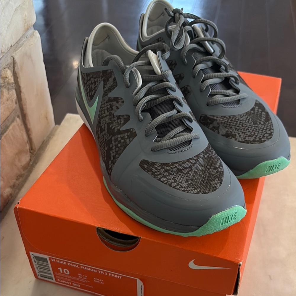 Nike Dual Fusion TR 5 Gray and Mint Sneakers